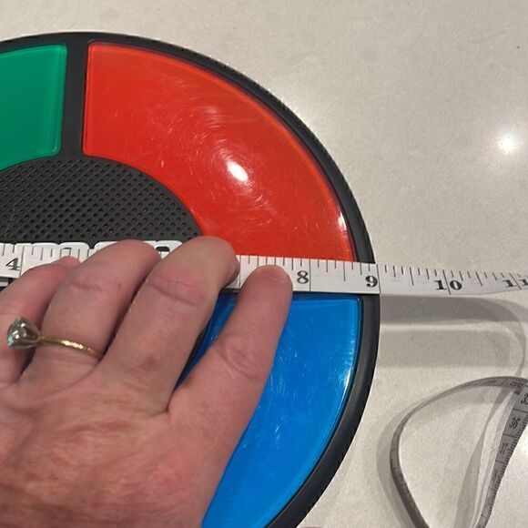 Simon Hasbro memory game fun for all ages. - Picture 4 of 4